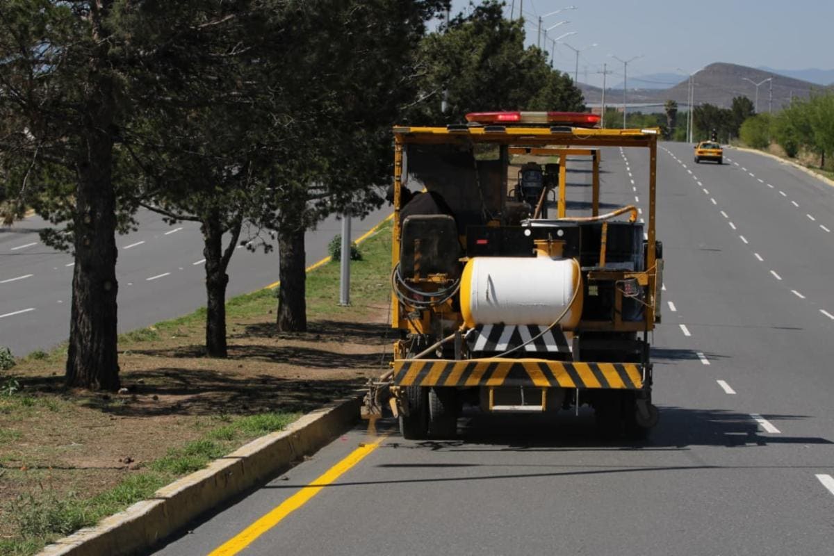 Saltillo fortalece seguridad vial con trabajos de delimitaci&oacute;n en bulevar Emilio Arizpe