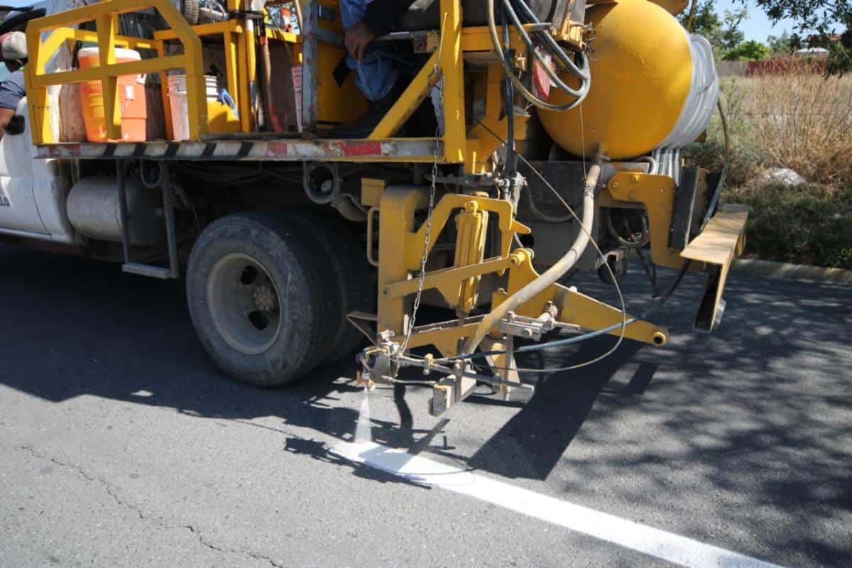 Saltillo fortalece seguridad vial con trabajos de delimitaci&oacute;n en bulevar Emilio Arizpe