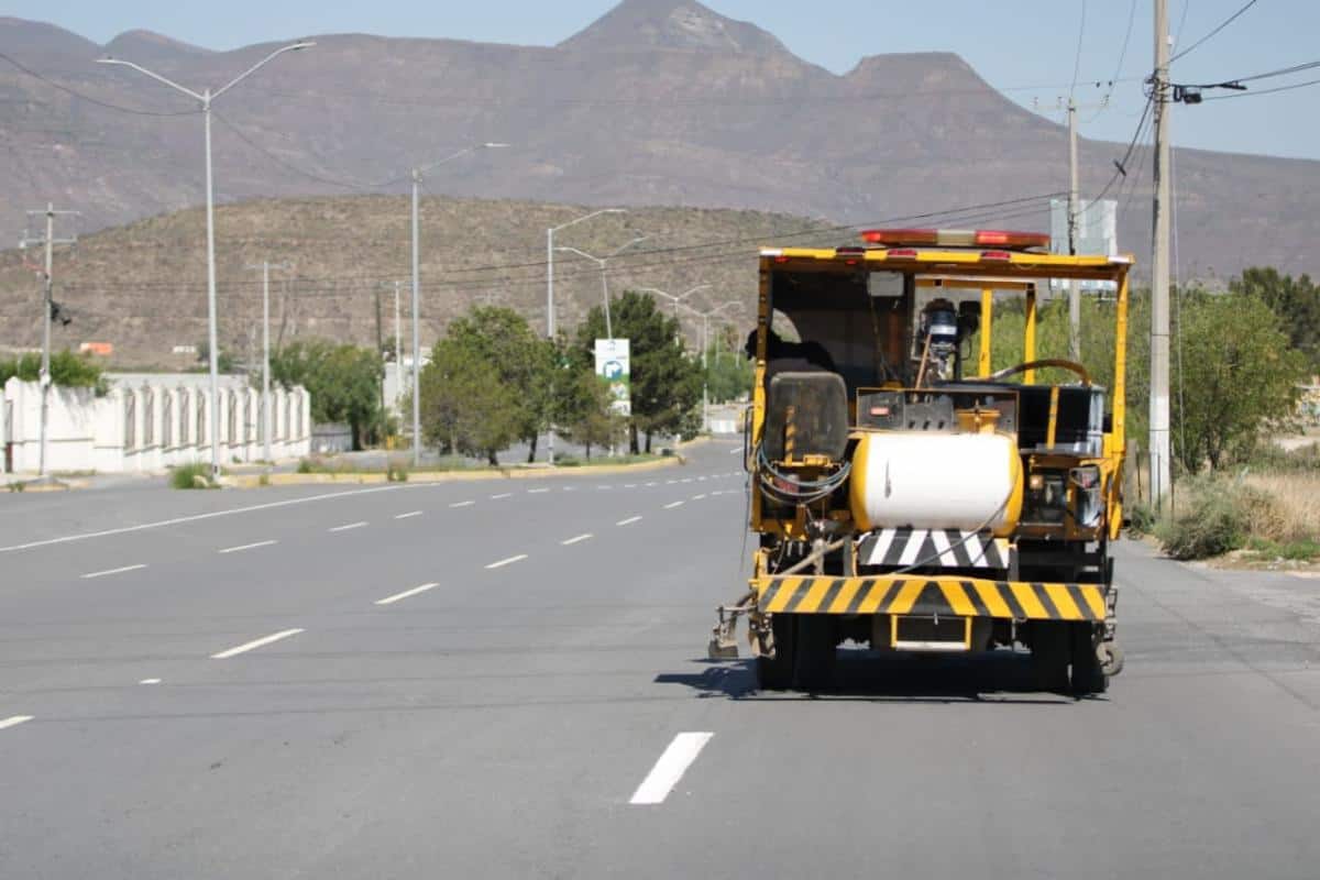 Saltillo fortalece seguridad vial con trabajos de delimitaci&oacute;n en bulevar Emilio Arizpe
