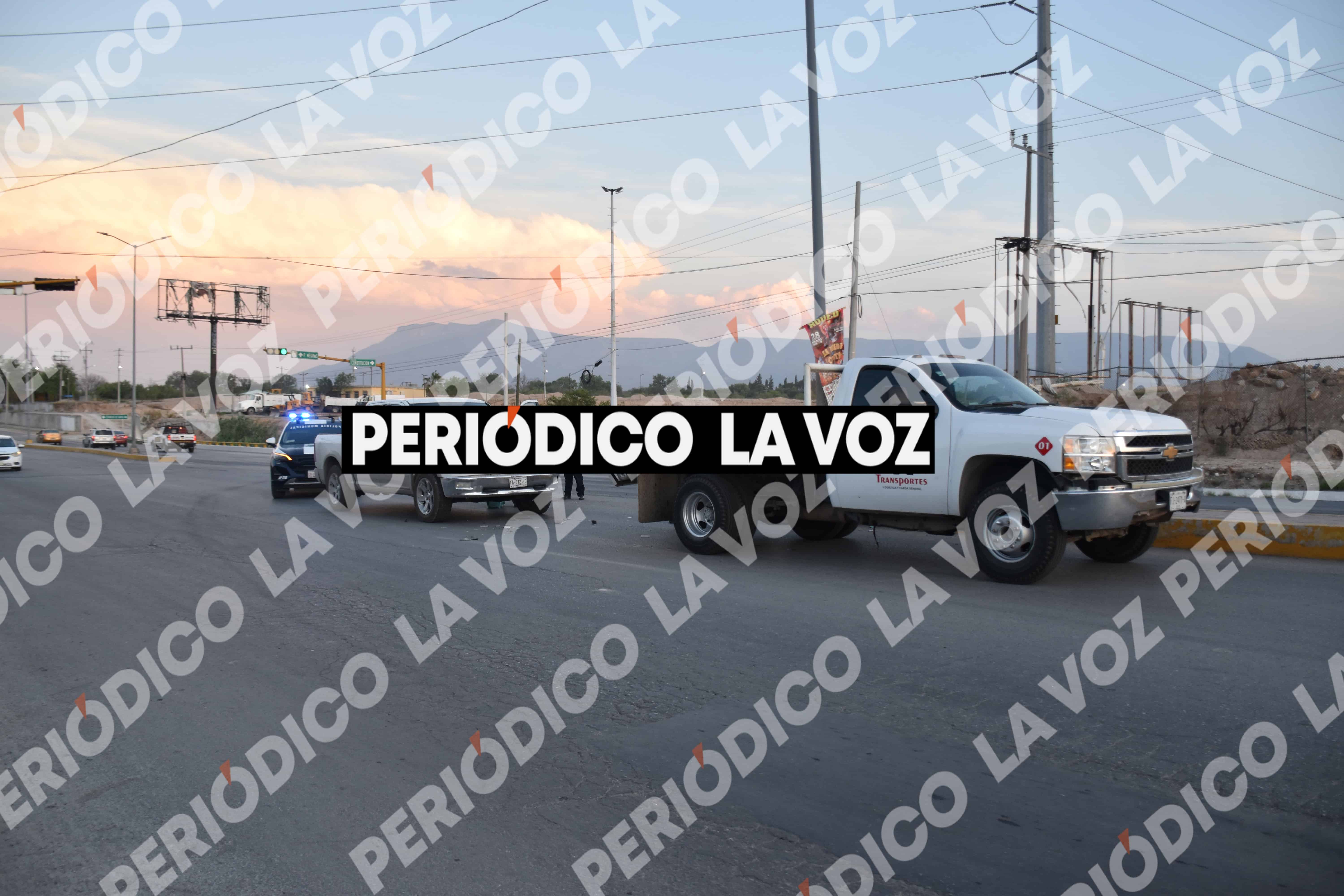 Accidente en Monclova: camioneta impacta cami&oacute;n en carretera 57