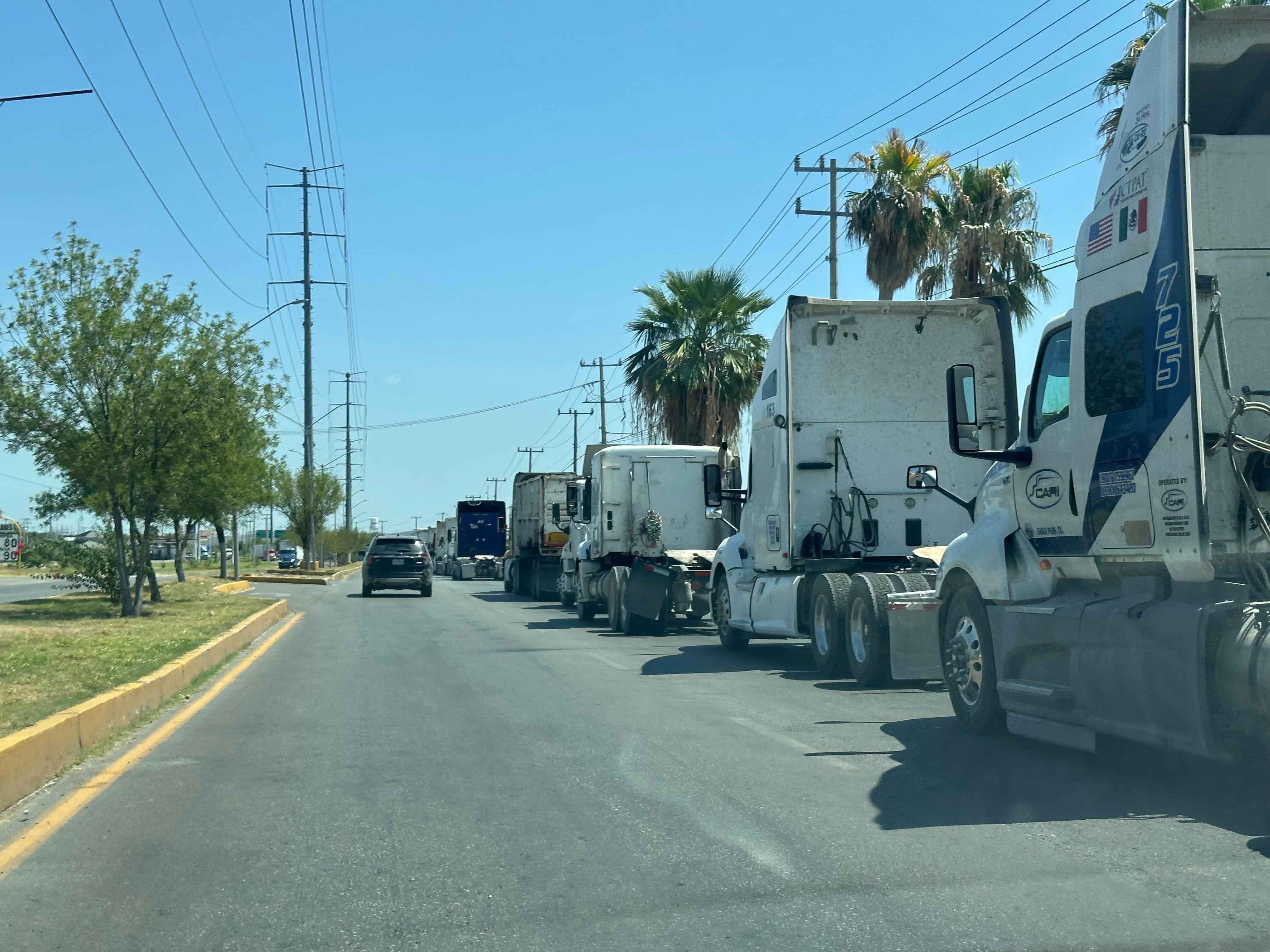 Transportistas anuncian paro por largas filas en cruce Piedras Negras–Eagle Pass