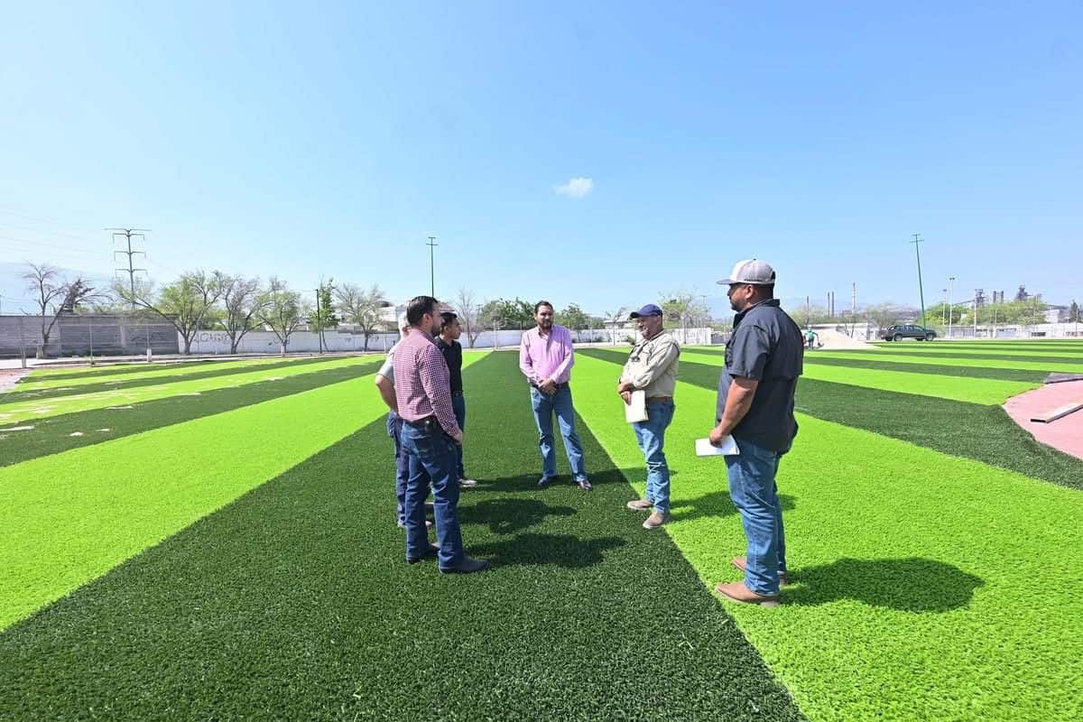 Carlos Villarreal supervisa la rehabilitaci&oacute;n del Campo Pericos en Monclova