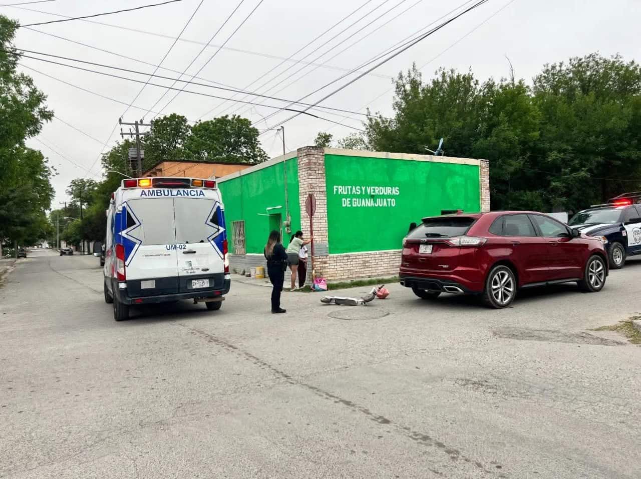 Madre e hija en pat&iacute;n el&eacute;ctrico impactadas por camioneta en las calles de Nava