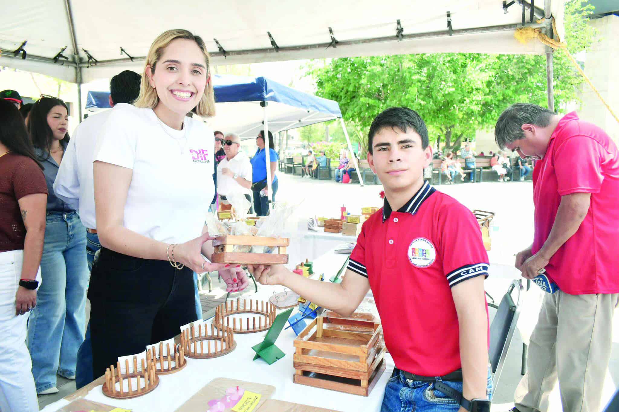 DIF Coahuila promueve la inclusi&oacute;n de emprendedores con discapacidad en la Plaza Principal