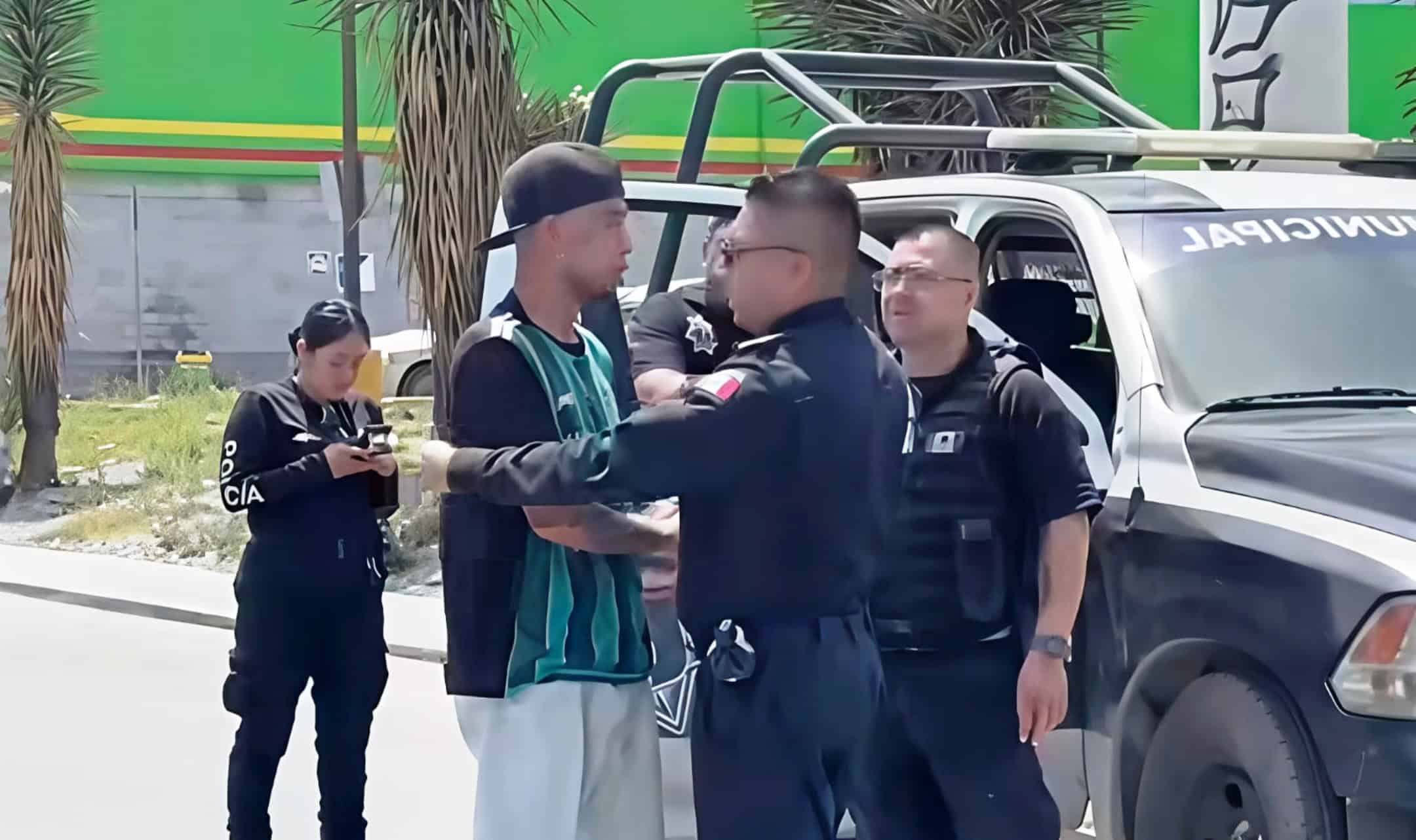 Polic&iacute;a Municipal de Saltillo evita tragedia al rescatar a joven en puente peatonal