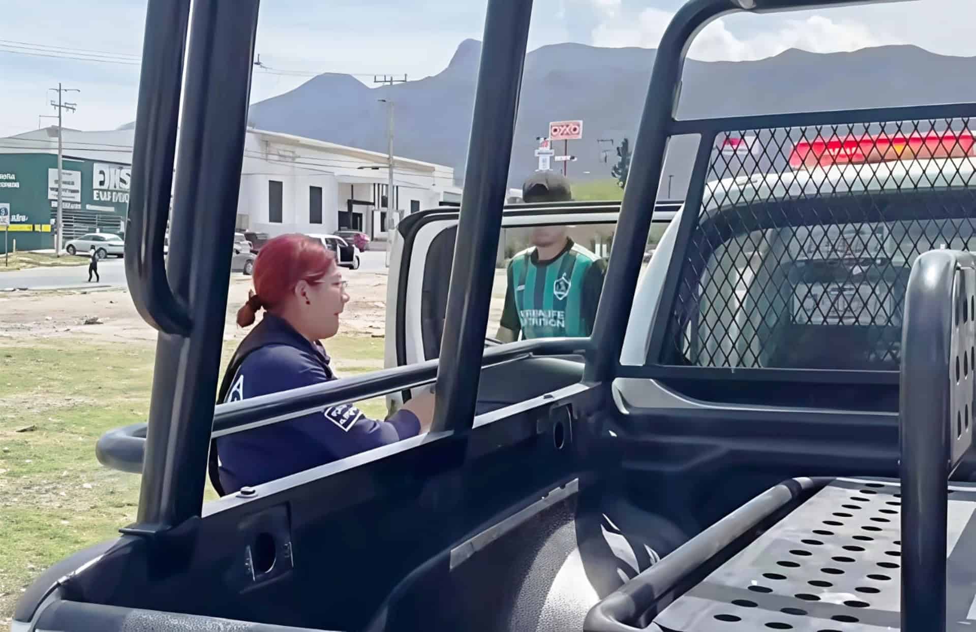 Polic&iacute;a Municipal de Saltillo evita tragedia al rescatar a joven en puente peatonal