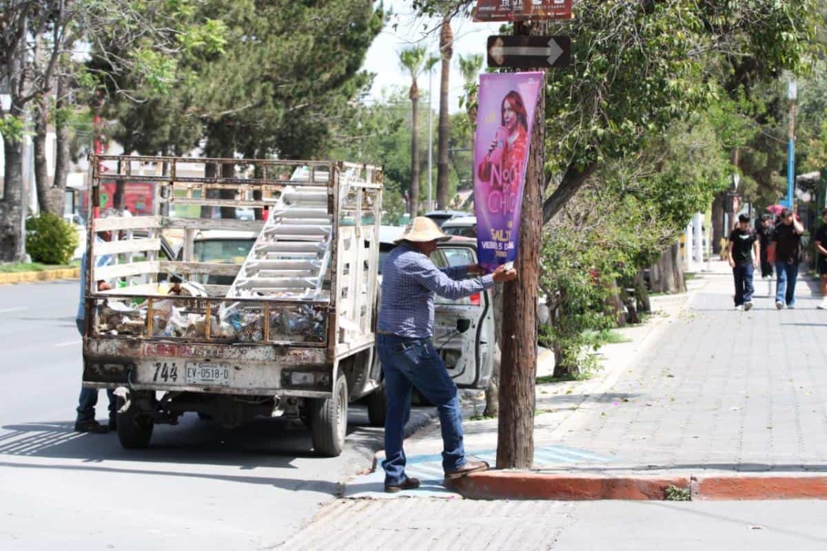 Intensa jornada municipal en Saltillo para retirar publicidad irregular