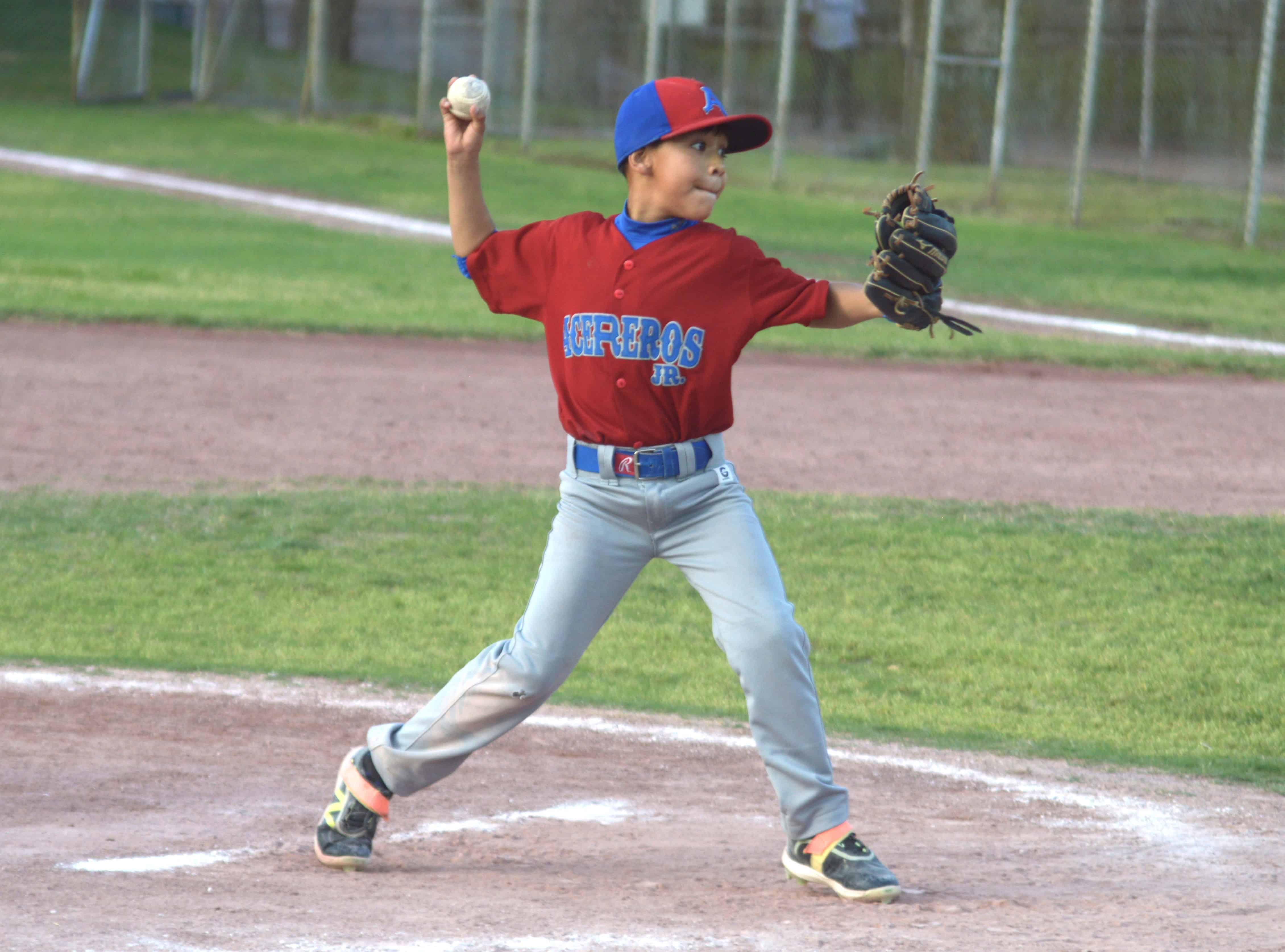 Dami&aacute;n Cruz lidera a Acereros Jr. en emocionante victoria sobre Royals