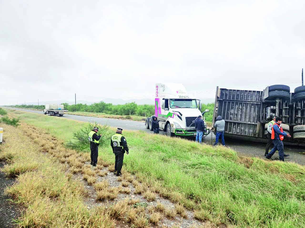 Acuesta trailer en la federal 57