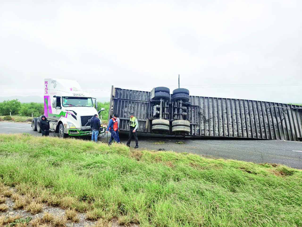 Acuesta trailer en la federal 57
