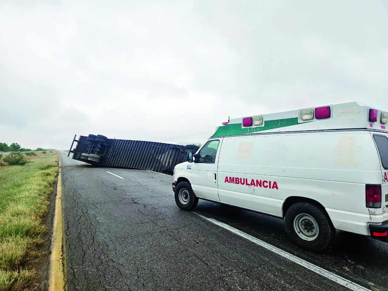 Acuesta trailer en la federal 57