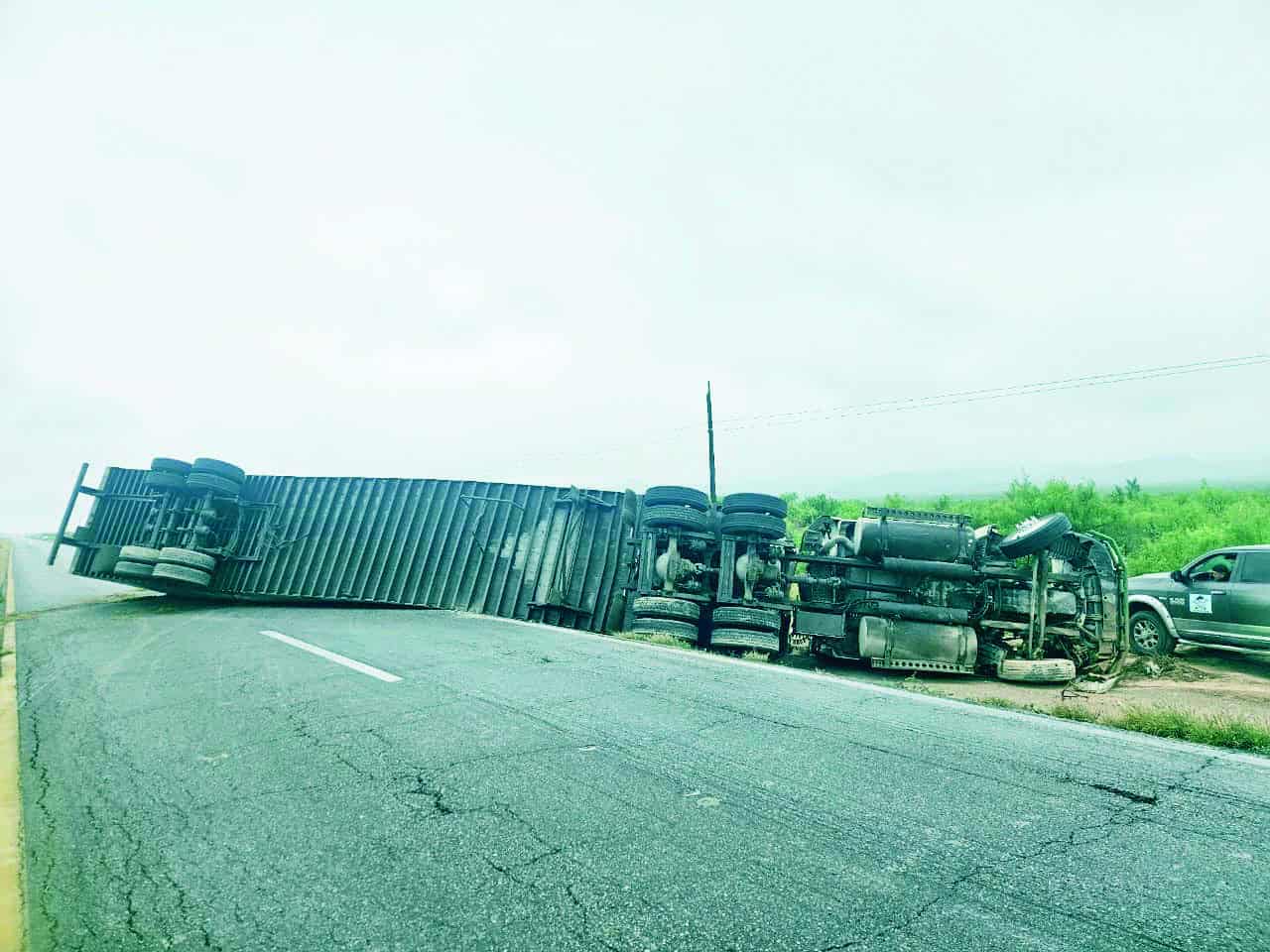 Acuesta trailer en la federal 57