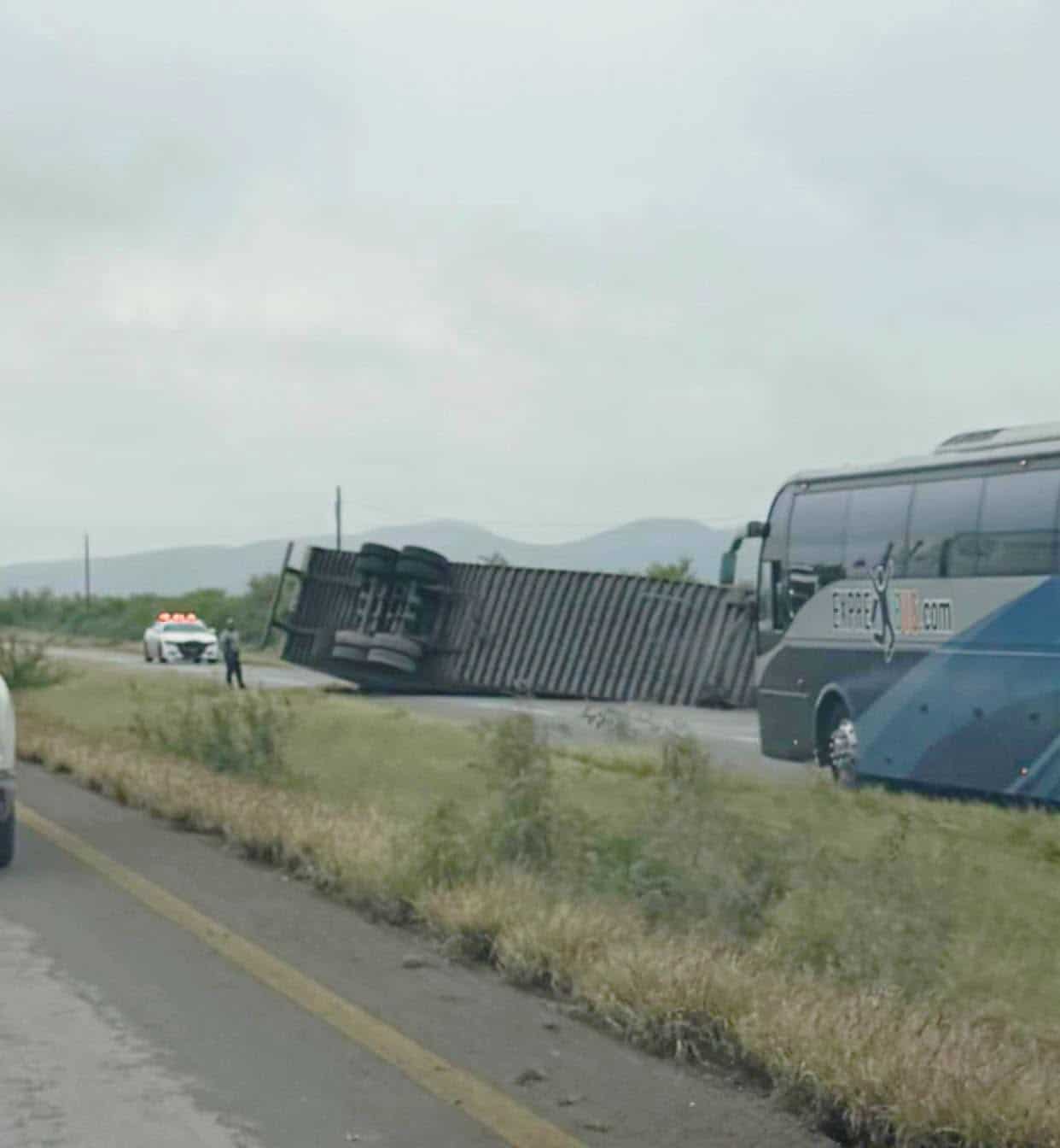 Vuelca trailero en carretera 57
