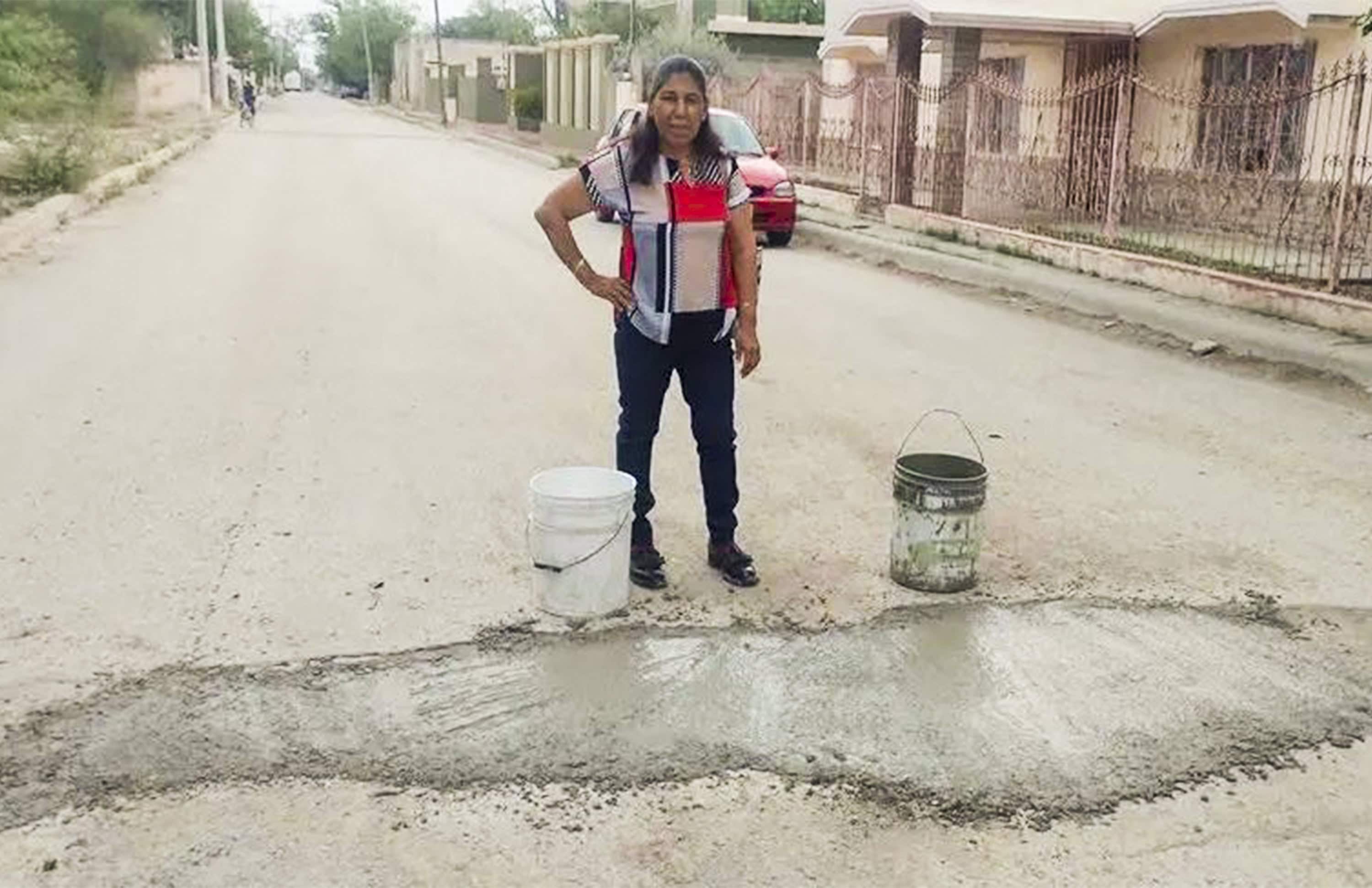 Vecinos toman las calles ante el abandono: reparan baches por su cuenta en Allende