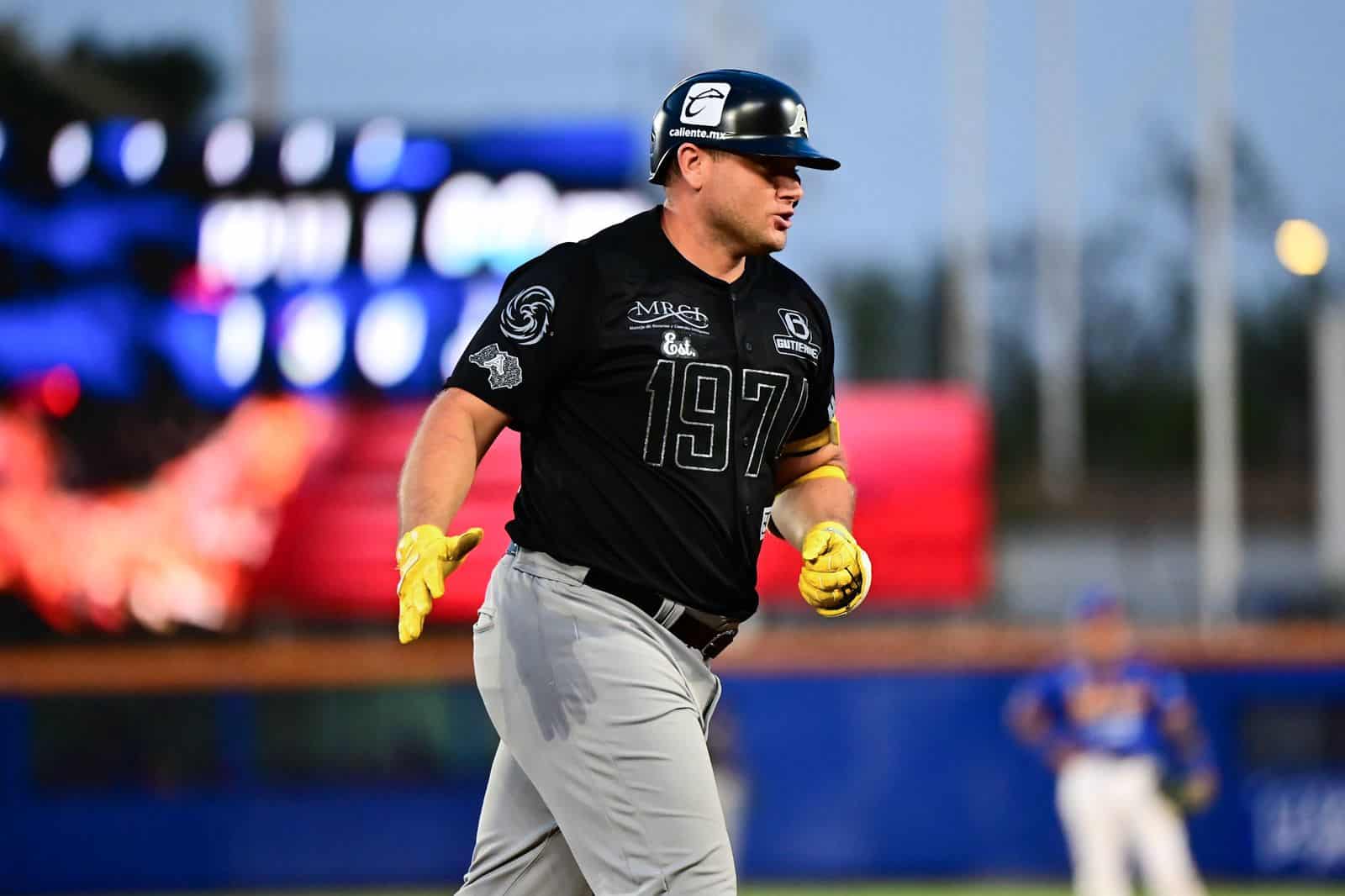 Jake Mcsteen lanza en el juego inaugural de los Acereros de Monclova