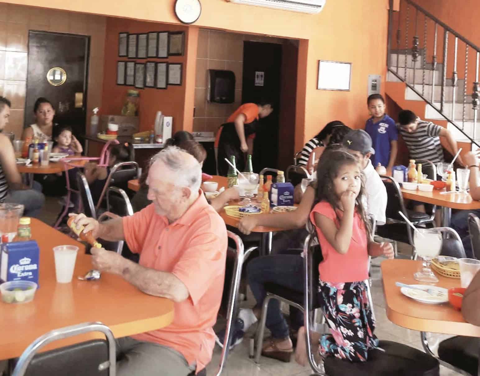 Profeco advierte sobre sanciones por incluir propina autom&aacute;tica en cuentas