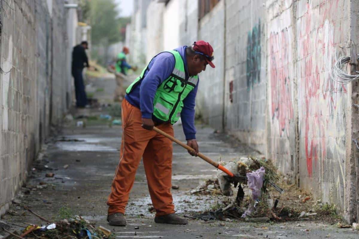 Javier D&iacute;az Gonz&aacute;lez lidera jornada de limpieza en colonia Morelos de Saltillo