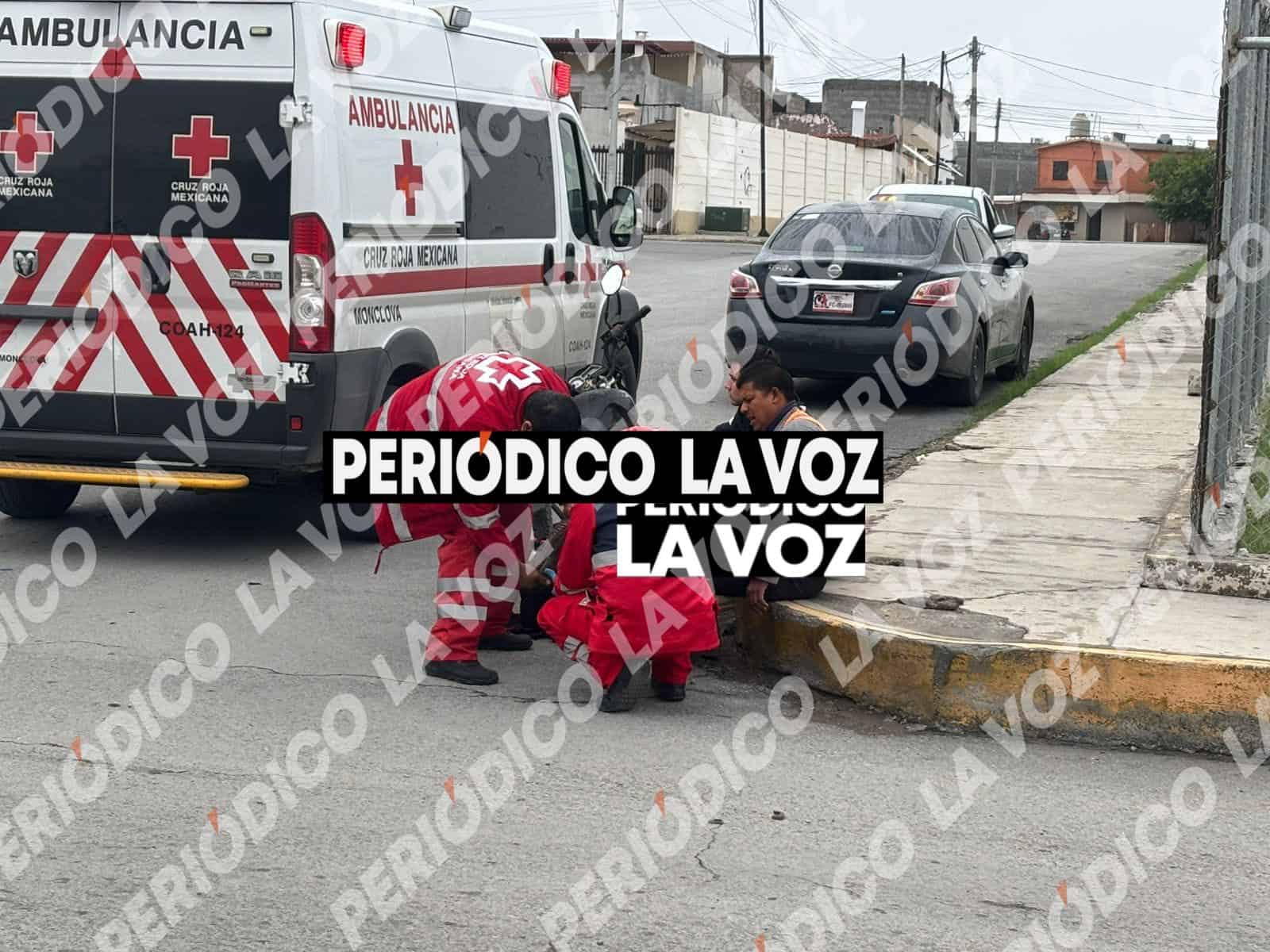 Le cierra paso a motociclista