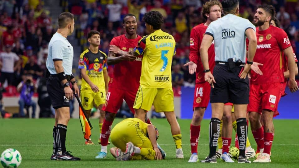 Helinho del Toluca es sancionado tras agredir a Zendejas del Am&eacute;rica