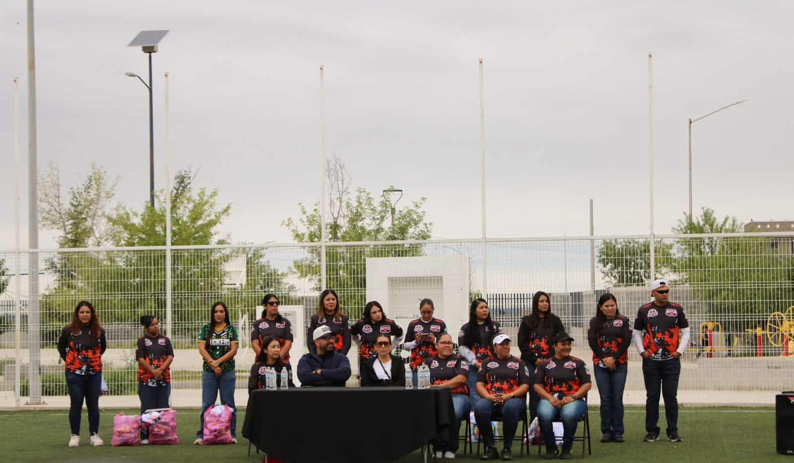 Equipos de Acu&ntilde;a reciben uniformes rumbo al Nacional de flag football