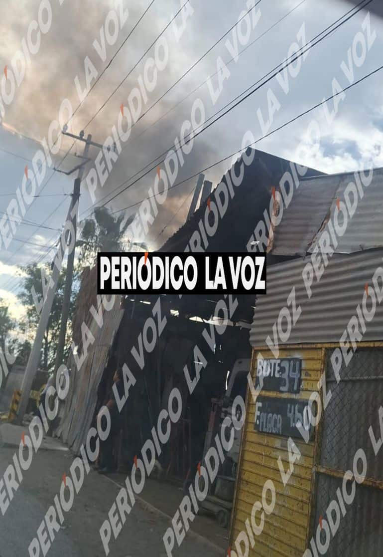 Bomberos controlan incendio en lote bald&iacute;o de Monclova