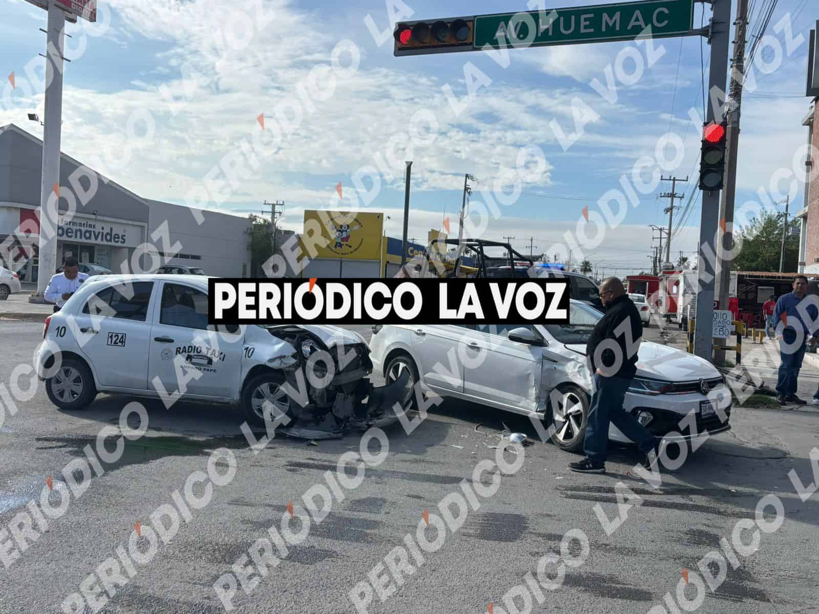 Accidente en Monclova: taxi ignora sem&aacute;foro y causa choque