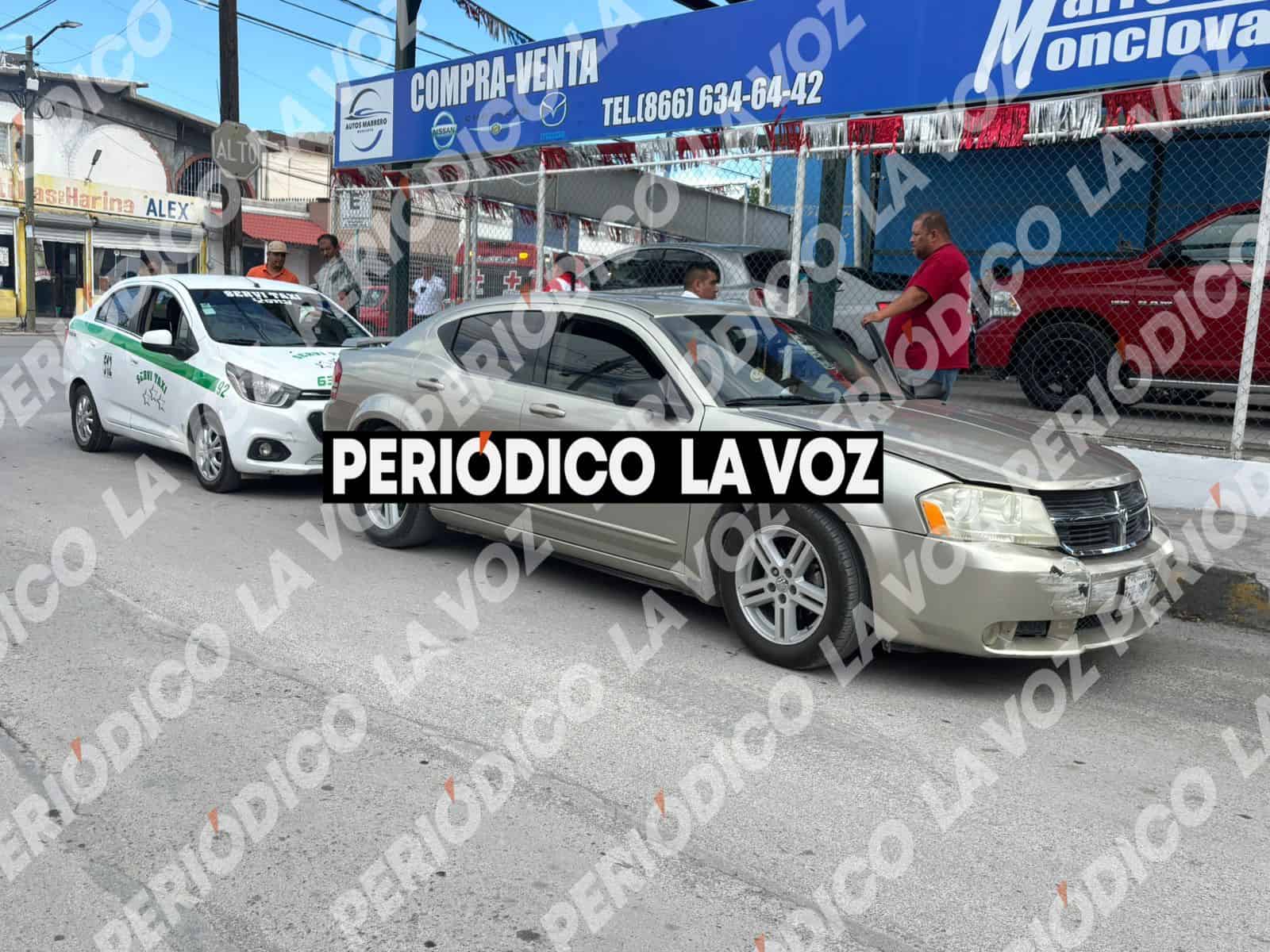 Ignora alto y choca contra taxi