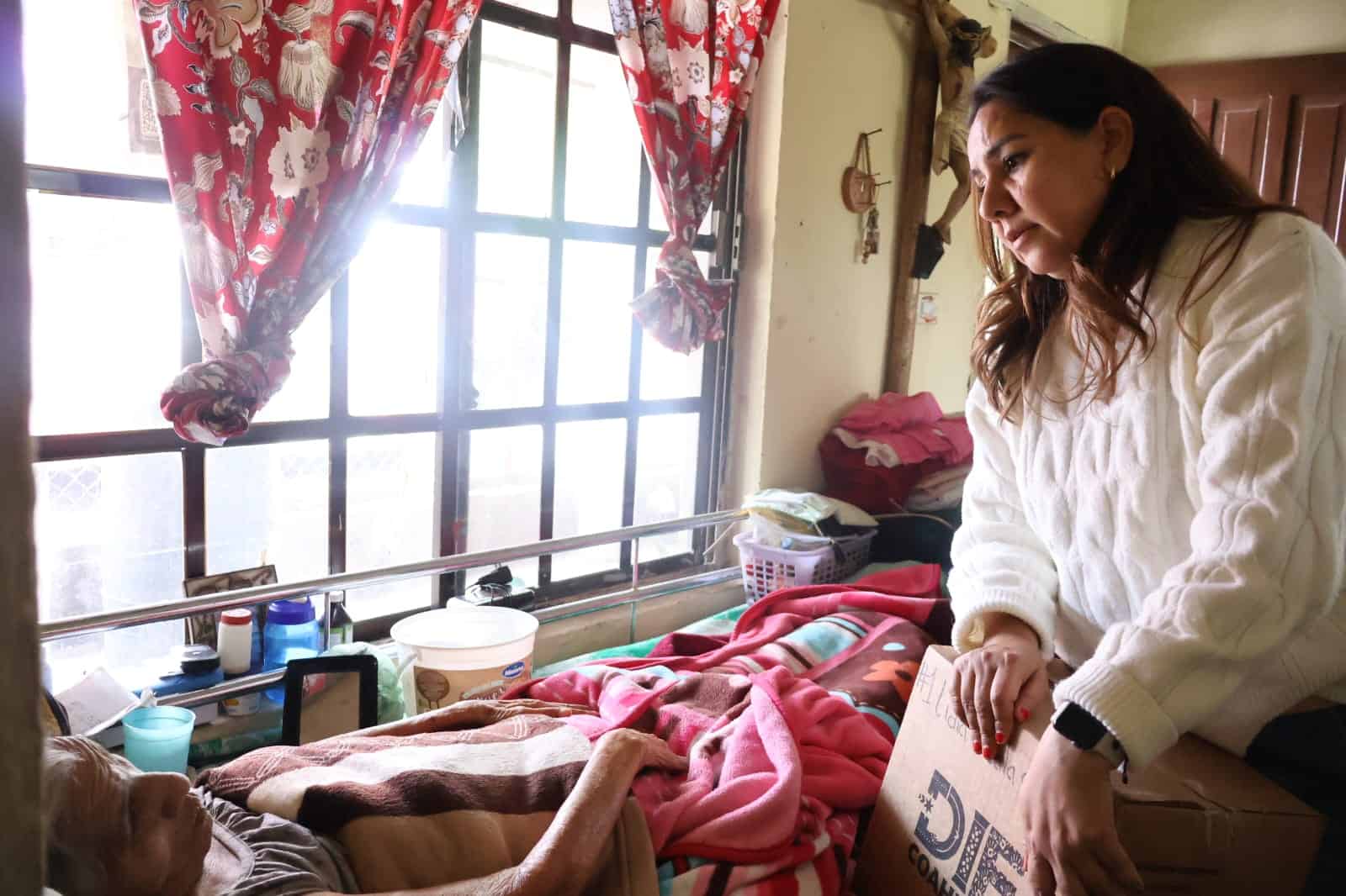 Karina R&iacute;os apoya a adultos mayores con entrega de alimentos en San Juan de Sabinas