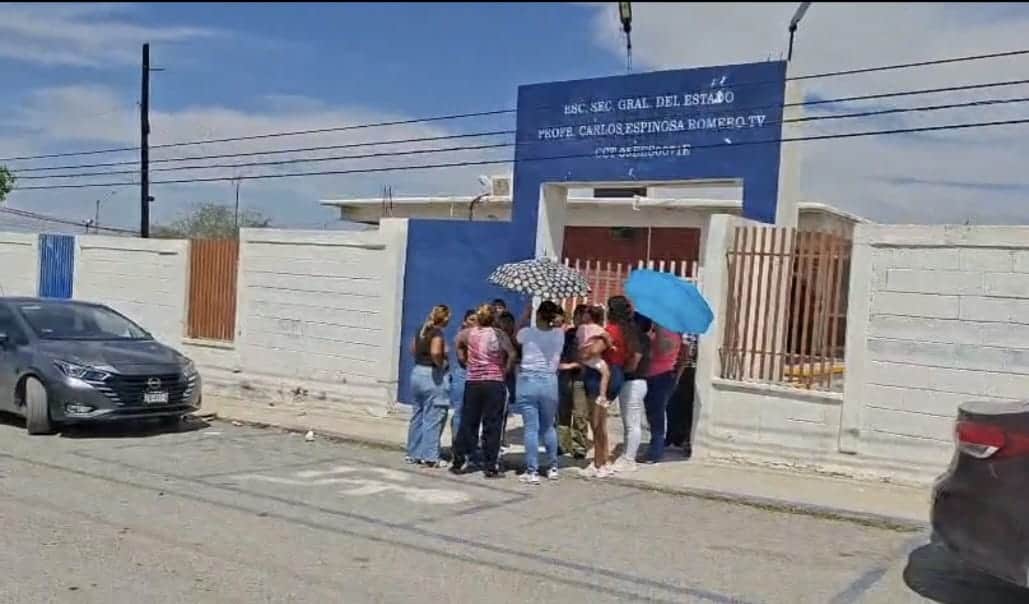 Madres de familia protestan por falta de servicios en secundaria de Monclova