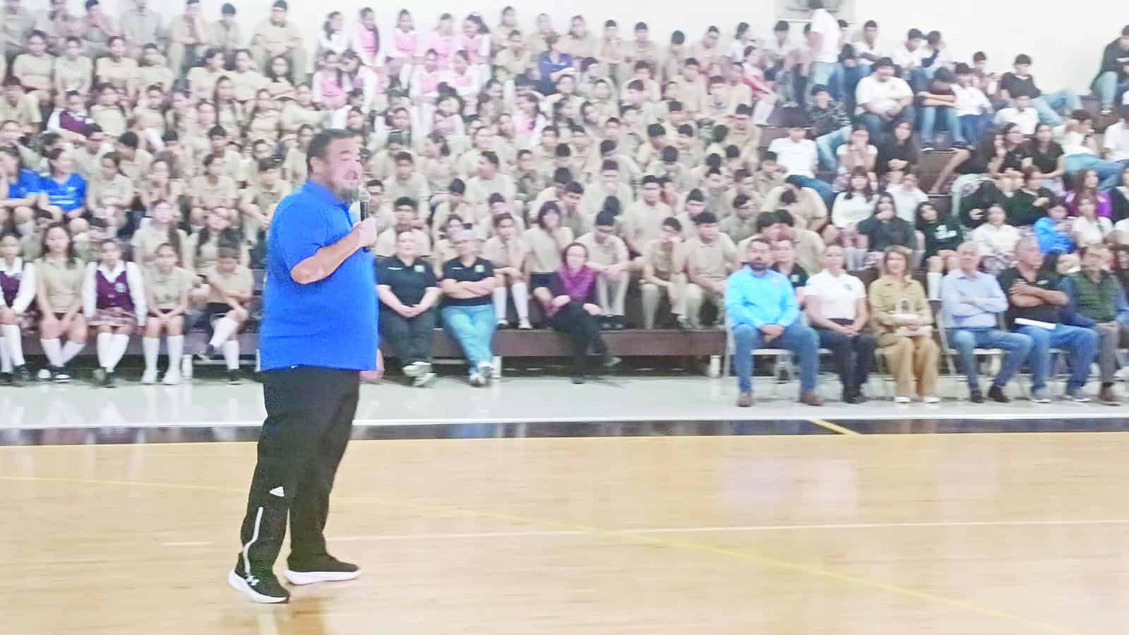 &Oacute;scar R&iacute;os Ram&iacute;rez reconoce a boxeadores en Nueva Rosita