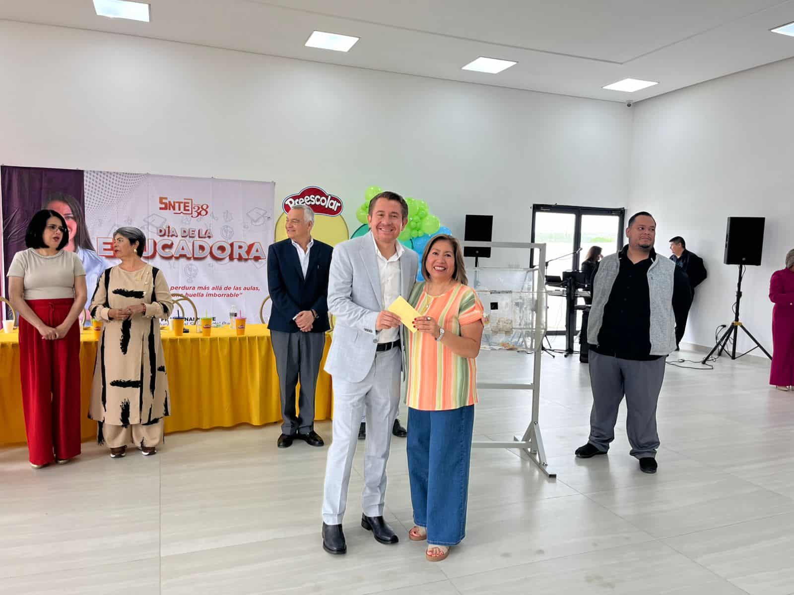 Reconocen a docentes en Ciudad Acu&ntilde;a por su labor educativa