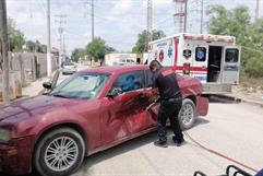 Aparatoso choque deja a mujer prensada en cruce de Allende