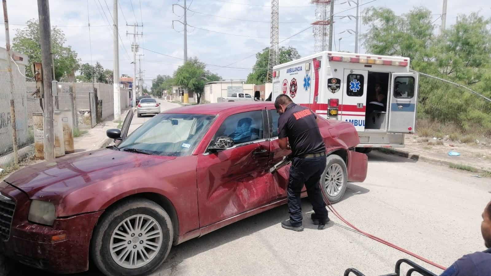Aparatoso choque deja a mujer prensada en cruce de Allende