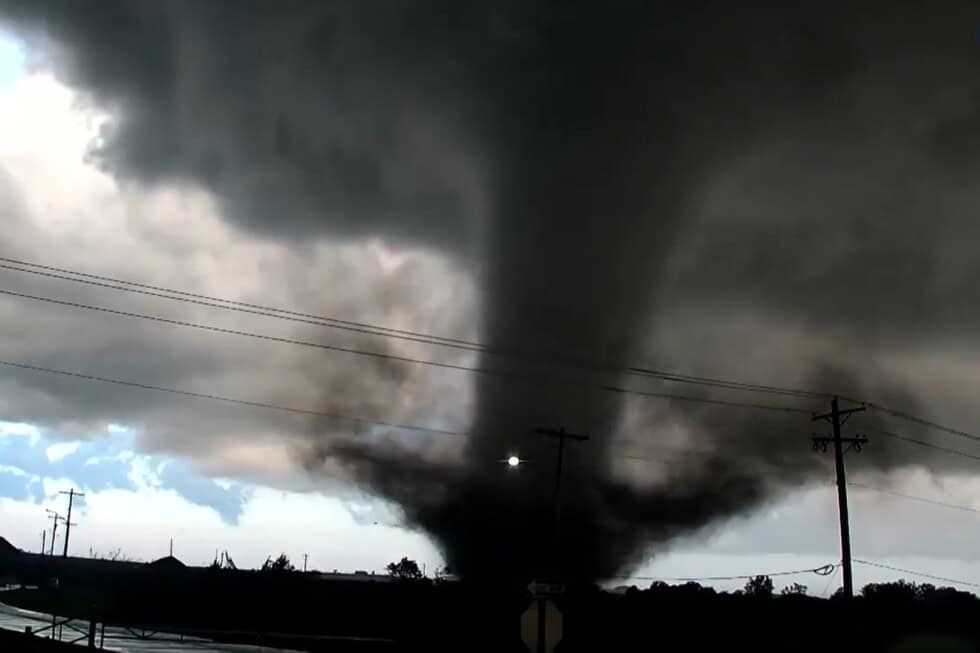 David Mason: Rescatan a vecinos tras tornado en Enid, Oklahoma