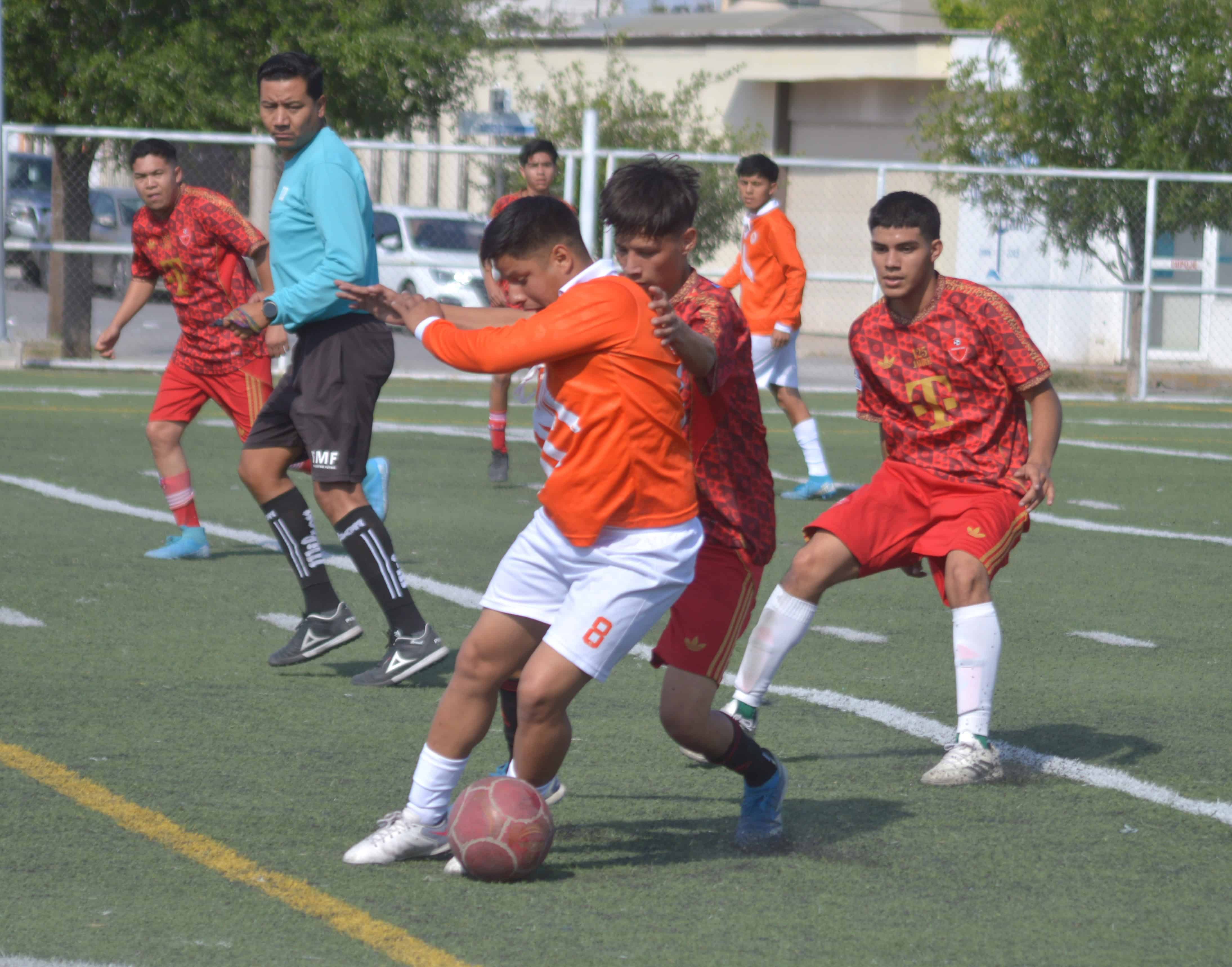Colonia Obrera Monclova se afianza como l&iacute;der en la Liga Municipal de F&uacute;tbol