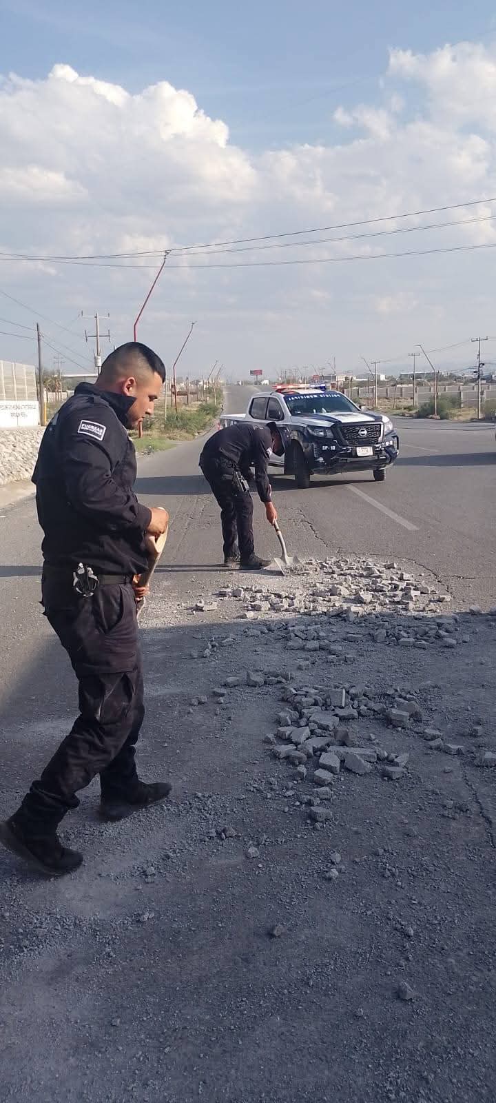 Seguridad P&uacute;blica act&uacute;a ante escombro en carretera federal 57: Casta&ntilde;os