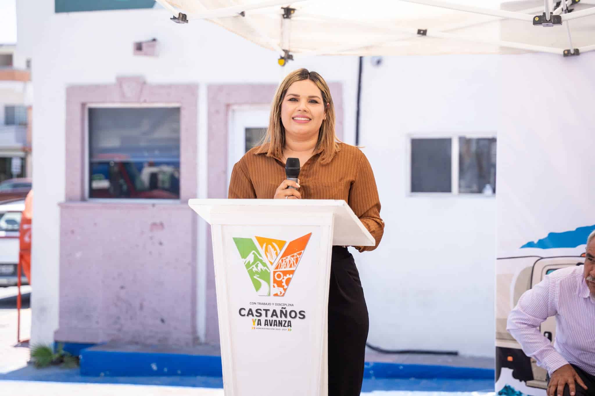 Yesica Sifuentes entrega pipas de agua en Casta&ntilde;os para mejorar el suministro