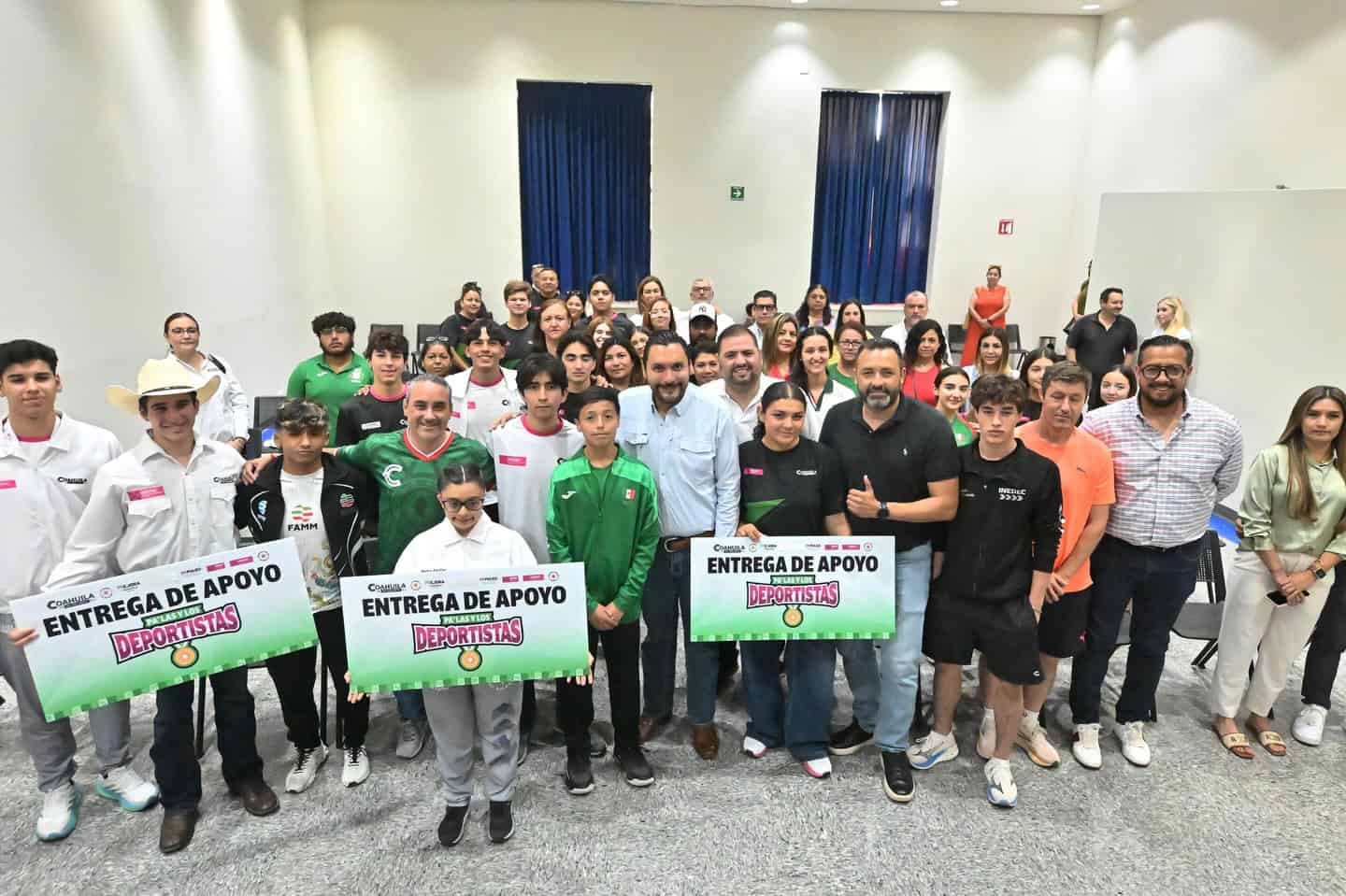 Carlos Villarreal entrega est&iacute;mulos econ&oacute;micos a j&oacute;venes deportistas en Monclova