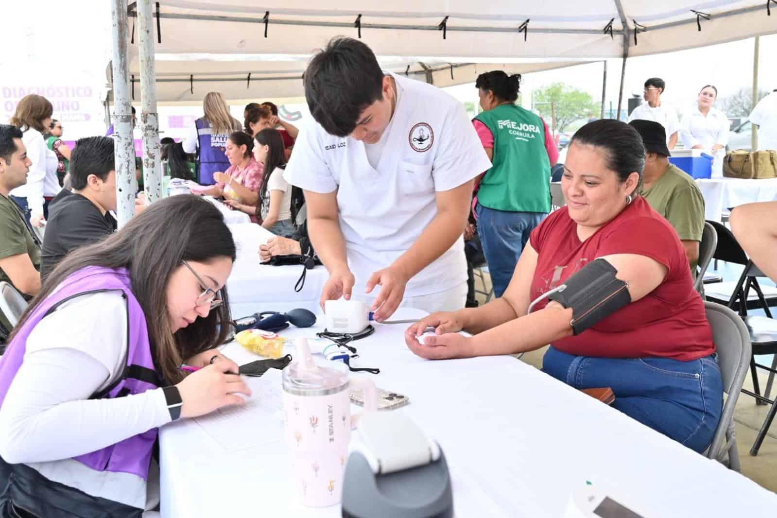 Familias de Nava reciben atenci&oacute;n m&eacute;dica en plaza de la colonia Del Valle