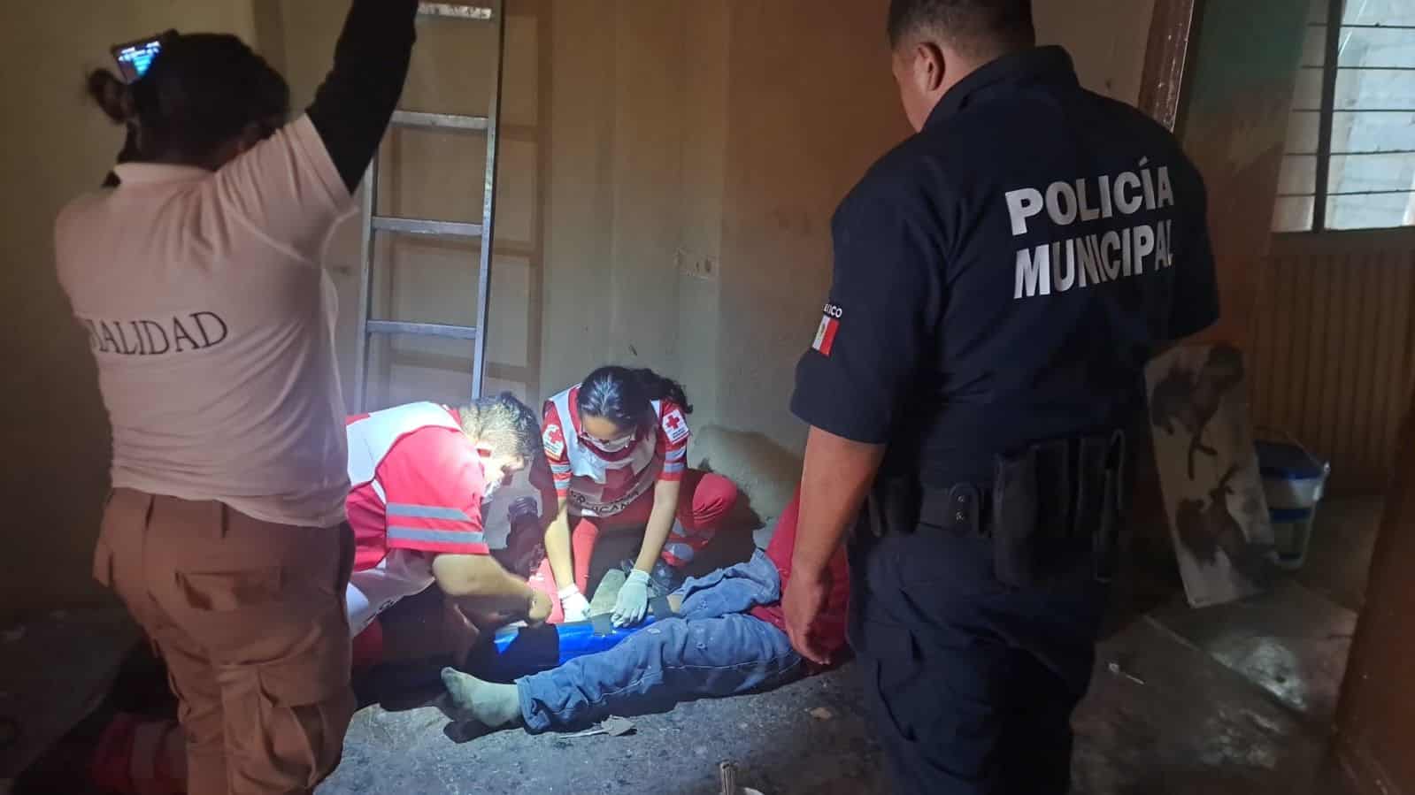 En M&uacute;zquiz  ciudadano sufre ca&iacute;da de tres metros de altura