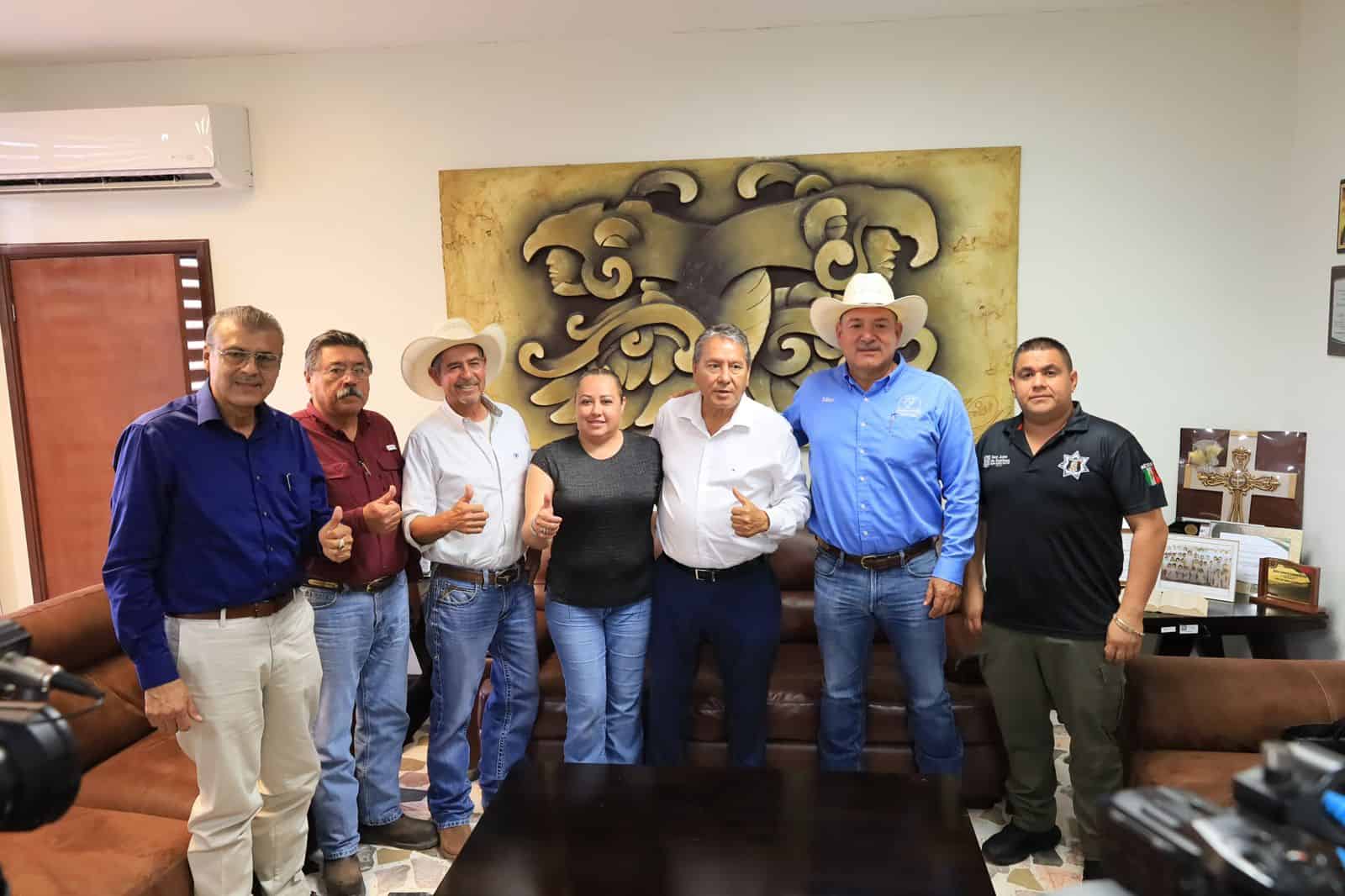 &Oacute;scar R&iacute;os respalda la cabalgata Nueva Rosita 2026 con m&aacute;s de 100 mil pesos