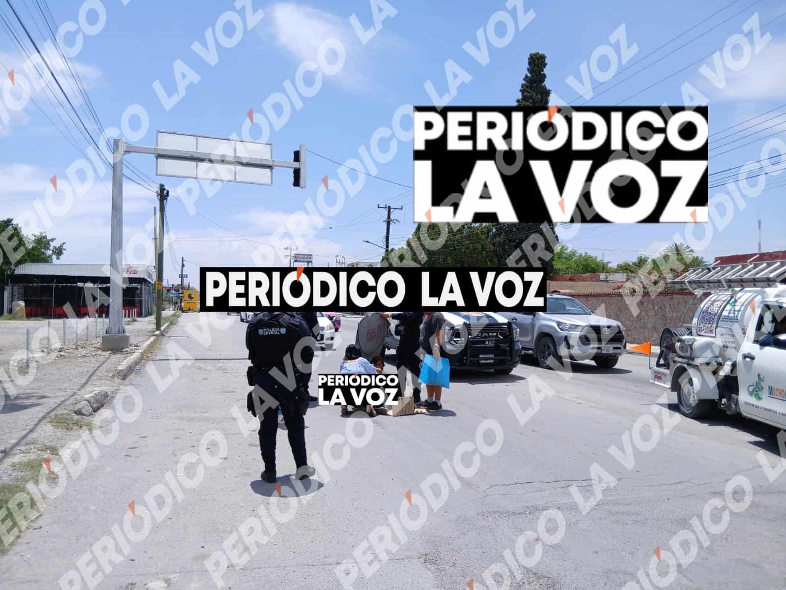 Motociclista arrolla a mujer y sale huyendo