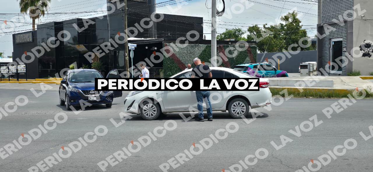 Choque entre Nissan March y Toyota Yaris en Monclova