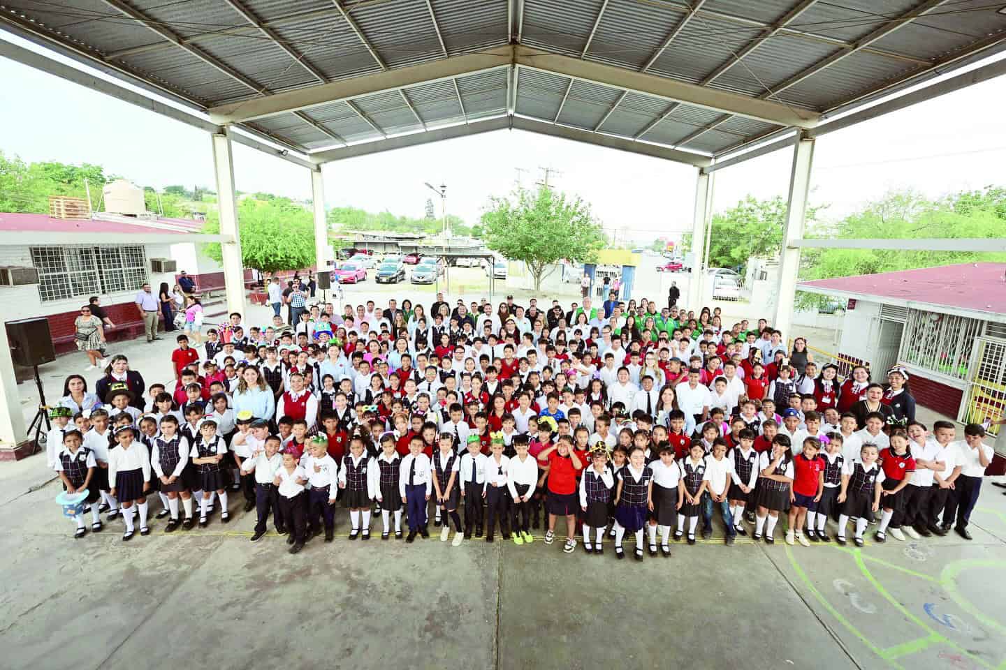 Carlos Villarreal P&eacute;rez entrega nuevos sanitarios en la escuela Aquiles Serd&aacute;n