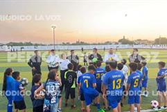 Autoridades entregaron balones a equipo Real Jr. 