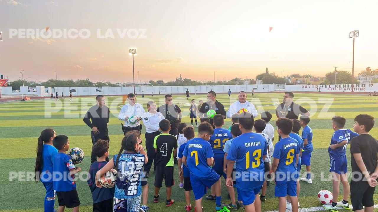 Autoridades entregaron uniformes y balones a equipo Real Jr. 