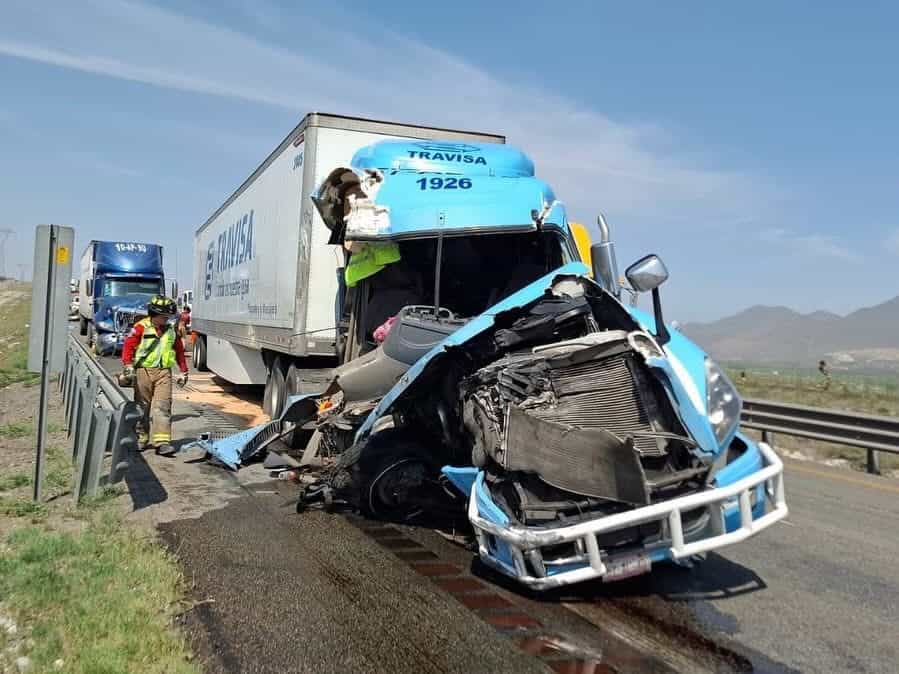 Accidente de tr&aacute;ileres causa caos vehicular en Ramos Arizpe