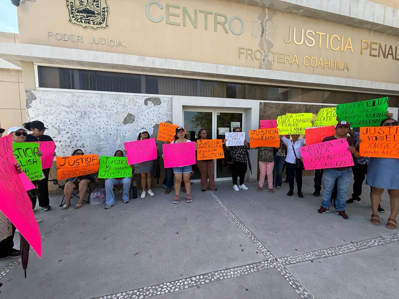 Libre con brazalete empleada de boutique