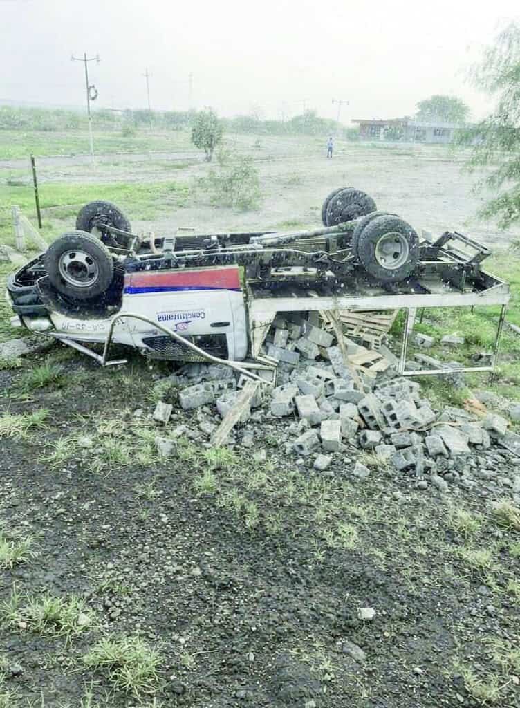 Volcadura de ferretero deja a hombre con lesiones menores en Nueva Rosita