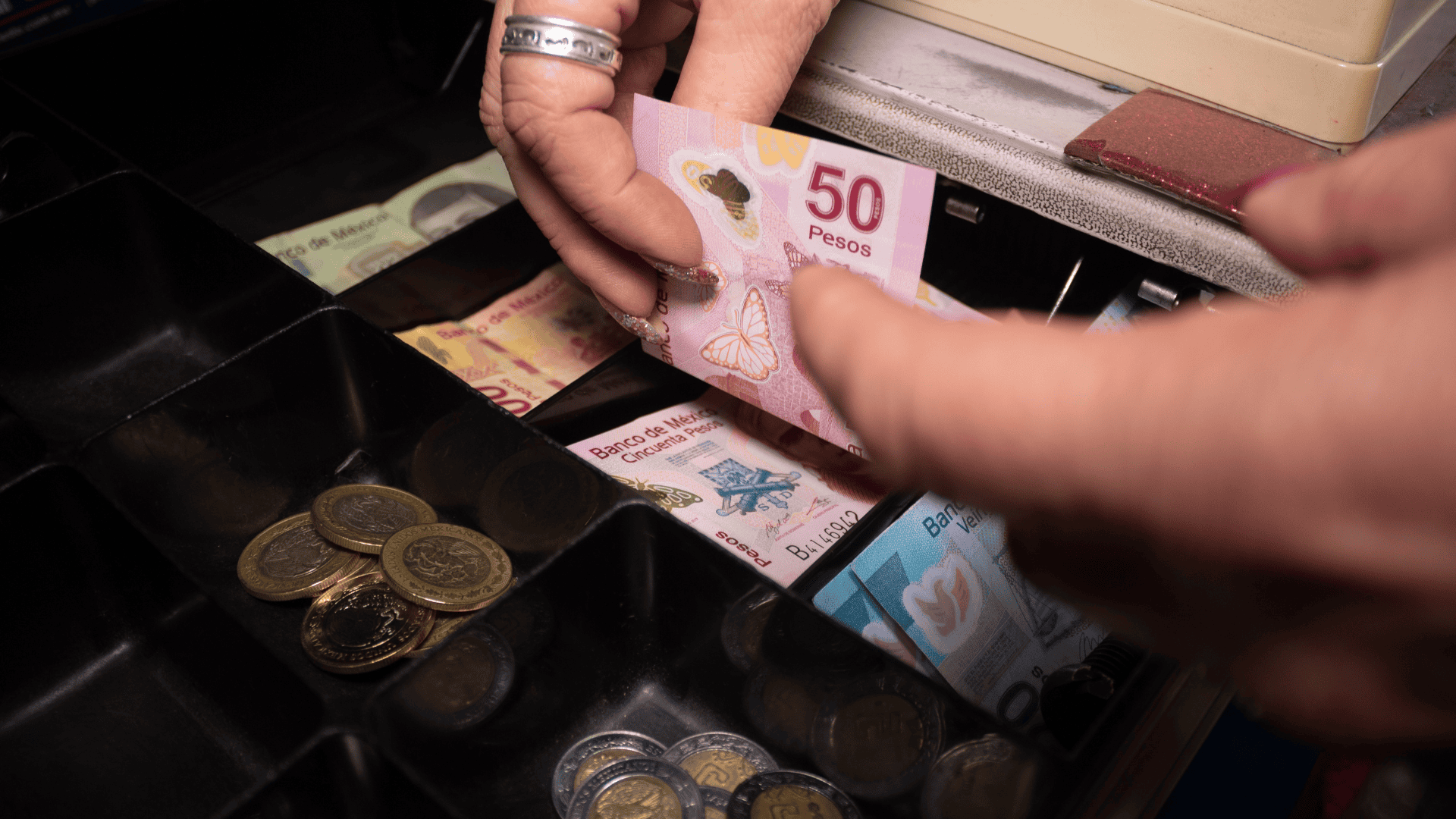 El peso mexicano se deprecia a 19.82 por d&oacute;lar este mi&eacute;rcoles